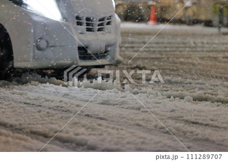 積雪した道路 イメージ 積雪した道路 イメージ 111289707