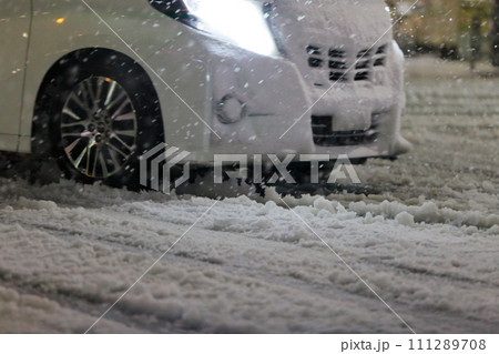 積雪した道路　イメージ 111289708