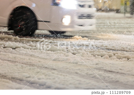 積雪した道路 イメージ 積雪した道路 イメージ 111289709