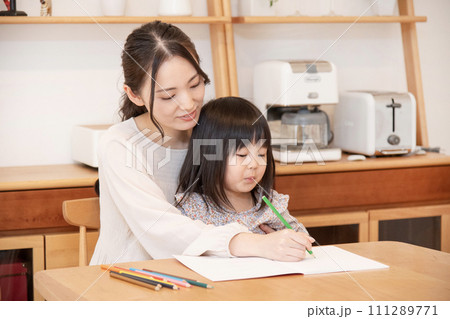 親子 お絵かき 保育士 親子 お絵かき 保育士 111289771