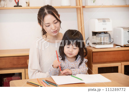 親子　お絵かき 保育士 111289772
