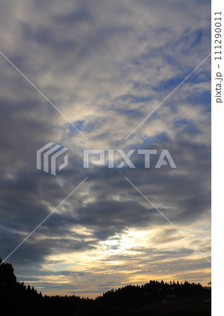 雲の多い朝の空　太陽光 111290011