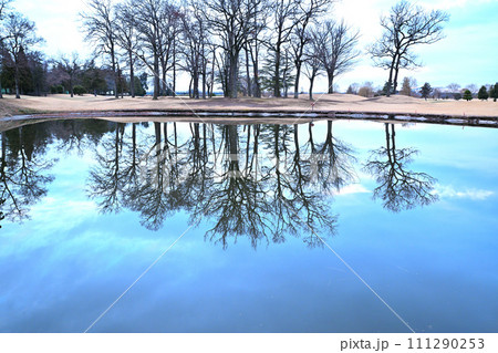 水辺の鏡写り 水鏡の冬景色 水辺の鏡写り 水鏡の冬景色 111290253