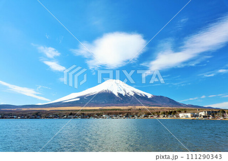 山梨県 青空の山中湖と富士山 山梨県 青空の山中湖と富士山 111290343