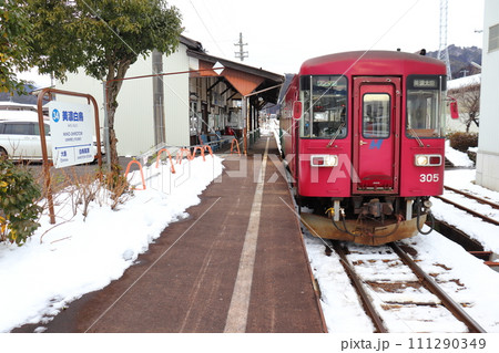 長良川鉄道 積雪がある美濃白鳥駅とナガラ305号車 長良川鉄道 積雪がある美濃白鳥駅とナガラ305号車 111290349