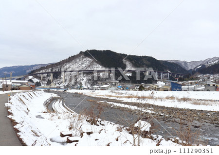 冬の長良川と国道158号 油坂峠のループ橋 111290351