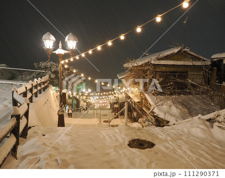 雪の伊香保温泉　石段街の夜景 111290371