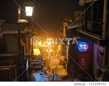 雪の伊香保温泉　石段街の夜景 111290372