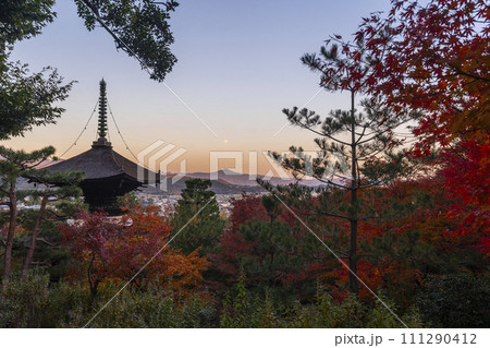 秋の京都 常寂光寺 見晴らしのいい場所から多宝塔を眺める 秋の京都 常寂光寺 見晴らしのいい場所から多宝塔を眺める 111290412