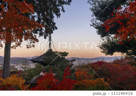秋の京都 常寂光寺 見晴らしのいい場所から多宝塔を眺める 秋の京都 常寂光寺 見晴らしのいい場所から多宝塔を眺める 111290419