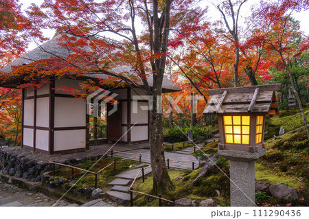秋の京都　常寂光寺　末吉坂から紅葉に包まれた仁王門を眺める 111290436