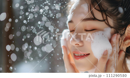 健康的な美肌へのステップ：泡で優しく洗顔する日本人女性 111290580
