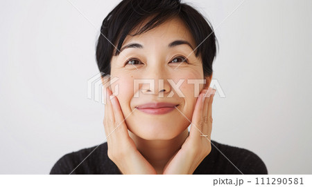穏やかな表情を浮かべる美しい中年の日本人女性 111290581