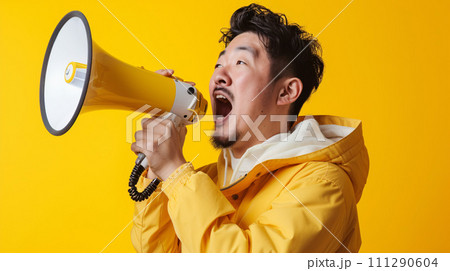 情熱を込めてメガホンで呼びかける日本人男性 111290604