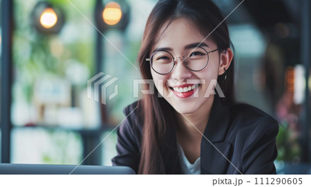 笑顔を輝かせる若い日本人女性フリーランサー 111290605