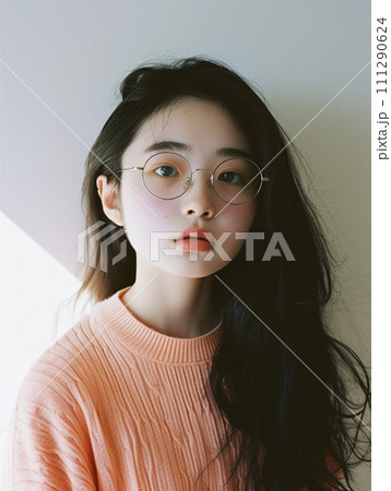 モダンな眼鏡が引き立つ、スタイリッシュな日本人女性のファッションポートレート モダンな眼鏡が引き立つ、スタイリッシュな日本人女性のファッションポートレート 111290624