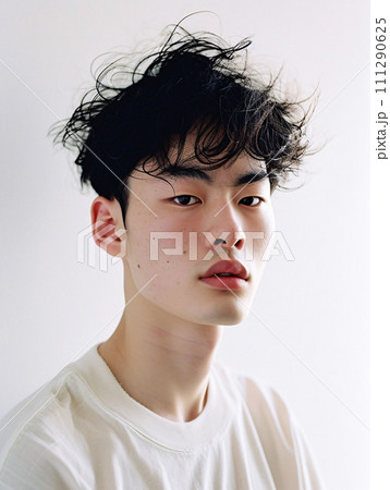 都市的魅力を放つ、日本人男性のナチュラルポートレート 111290625