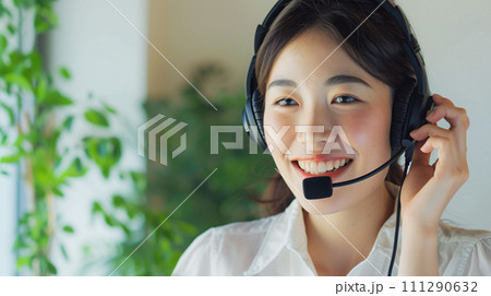 明るい笑顔で顧客サポートを提供する日本人女性オペレーター 明るい笑顔で顧客サポートを提供する日本人女性オペレーター 111290632
