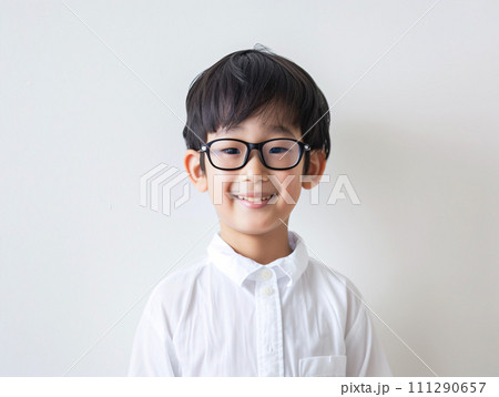 笑顔の日本人の男の子 - 眼鏡をかけた子供のポートレート 111290657
