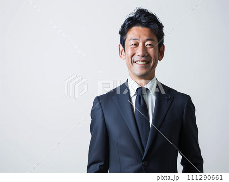 ビジネスシーンをリードする日本人男性のポートレート 111290661