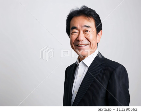 ビジネスシーンをリードする日本人男性のポートレート 111290662