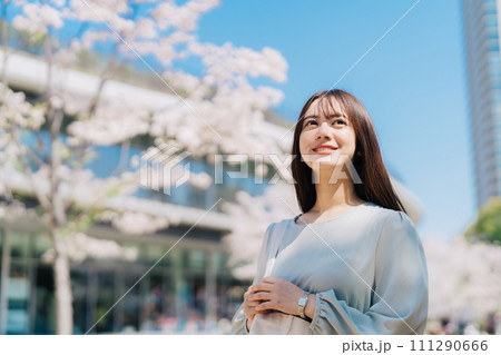 桜のキャンパスを歩く女子大生 桜のキャンパスを歩く女子大生 111290666