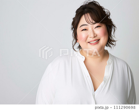 笑顔が輝くぽっちゃりしたアジアの女性ポートレート 111290698