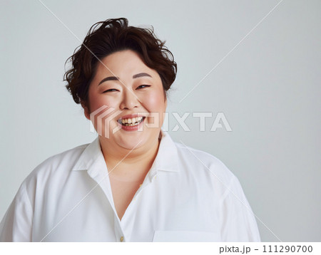 笑顔が輝くぽっちゃりしたアジアの女性ポートレート 111290700