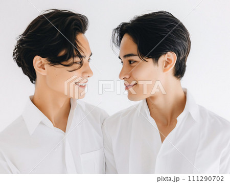 深い絆で結ばれた日本人LGBTQカップルの温かなポートレート 111290702