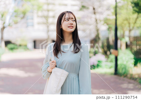 キャンパスを歩く女子大生 111290754