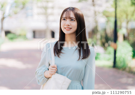 キャンパスを歩く女子大生 111290755