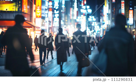 活気あふれる夜の東京、人々の流れを捉えた都会の街角 111290831