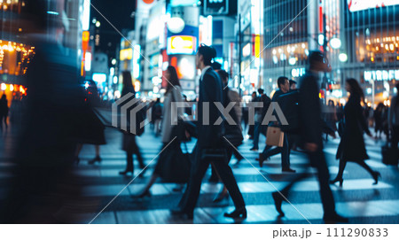 活気あふれる夜の東京、人々の流れを捉えた都会の街角 111290833
