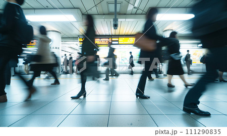 東京の駅で見る、通勤時間の慌ただしい人々 111290835