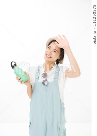 水筒を持つ半袖の女性 111290878