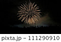 打ち上げ花火を見る人々 111290910