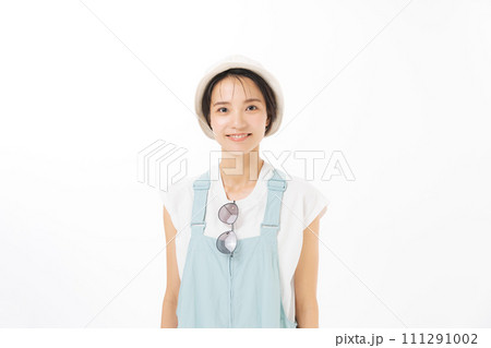 帽子を被った20代女性の写真 帽子を被った20代女性の写真 111291002