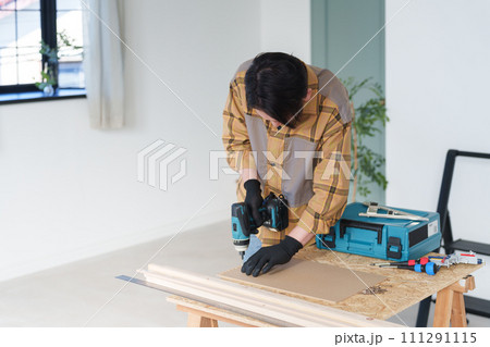 家でDIYをする中年男性 家でDIYをする中年男性 111291115