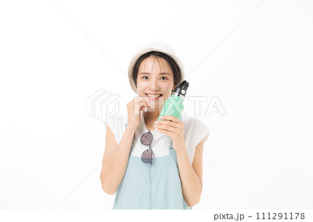 水筒を持つ半袖の女性 111291178