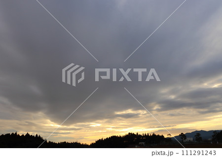 雲の多い朝の空　朝焼け 111291243