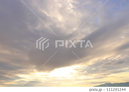 雲の多い朝の空 朝焼け 雲の多い朝の空 朝焼け 111291244