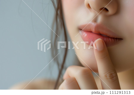 唇に触れる女性の指「AI生成画像」 唇に触れる女性の指「AI生成画像」 111291313