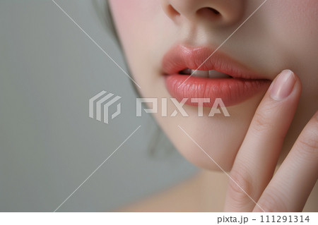 唇に触れる女性の指「AI生成画像」 111291314