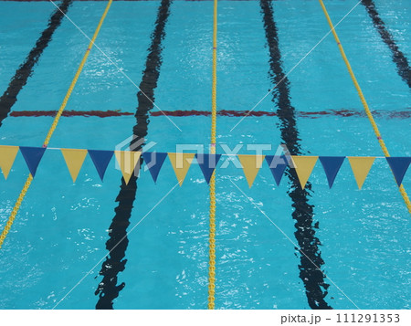 無人の屋内プール（コースロープ・旗） 111291353