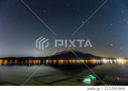 山中湖で見た星空バックの富士山と白鳥のコラボ情景 山中湖で見た星空バックの富士山と白鳥のコラボ情景 111291969