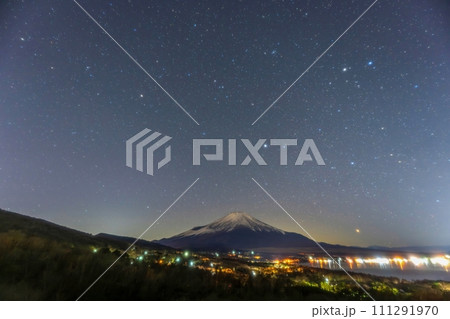 展望台から見た星空バックの富士山と山中湖のコラボ情景 111291970