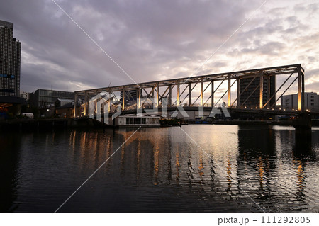 天王洲ふれあい橋夕景 111292805