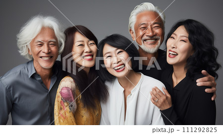 笑顔の50代・60代の日本人男女 111292825