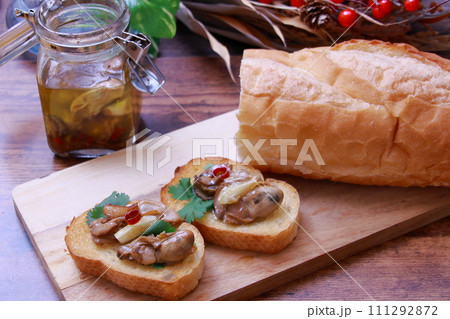 牡蠣のオイル漬け_バケットで 111292872