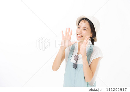 半袖の20代女性ポートレート 111292917